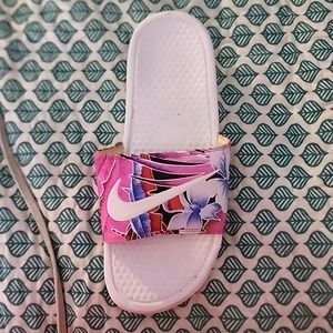 Nike floral benssasi sides Size 10 women's